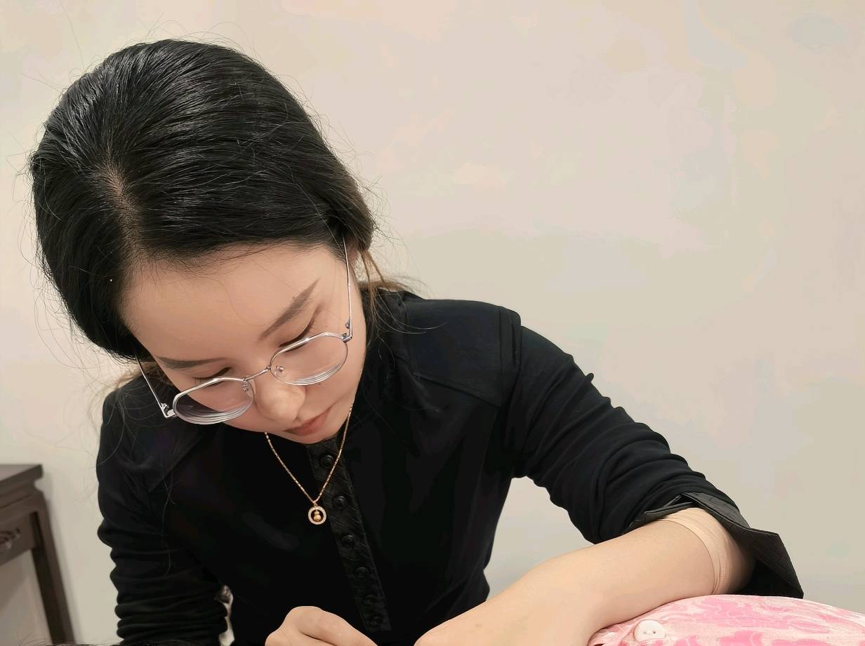 Niandaren concentrating on the task in front of her